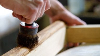 Czym różnią się lakiery, woski i olejowoski stosowane do barwienia mebli?